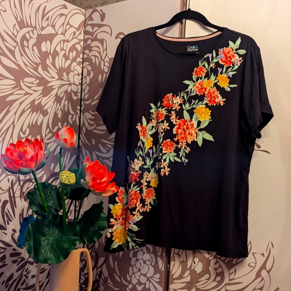 Croft and barrel classic 1x t-shirt with flowers on a diagonal.